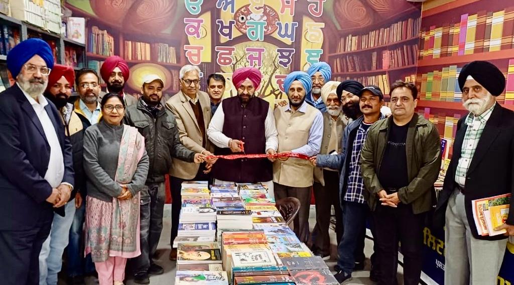 ਪੁਸਤਕ ਸੱਭਿਆਚਾਰ ਲਈ ਸਭ ਪੰਜਾਬੀ ਆਪੋ ਆਪਣੇ ਘਰੀਂ ਕਿਤਾਬਾਂ ਲਈ ਵਿਸ਼ੇਸ਼ ਅਲਮਾਰੀਆਂ ਬਣਾਉਣ – ਪ੍ਰੋਃ ਗੁਰਭਜਨ  ਸਿੰਘ ਗਿੱਲ