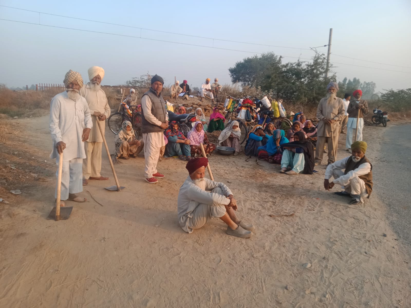 ਨੂੰ ਕੀਤਾ ਲਾਮਬੰਦ  ਸੰਗਰੂਰ,24 ਦਸੰਬਰ (ਜਗਸੀਰ ਲੌਂਗੋਵਾਲ)- ਮੁੱਖ ਮੰਤਰੀ ਦੀ ਰਿਹਾਇਸ਼ ਅੱਗੇ 5 ਜਨਵਰੀ ਦੇ ਪ੍ਰਦਰਸਨ ਲਈ ਮਜ਼ਦੂਰਾਂ ਨੂੰ ਕੀਤਾ ਲਾਮਬੰਦ ਮਜ਼ਦੂਰ ਮੁਕਤੀ ਮੋਰਚਾ ਪੰਜਾਬ ਦੀ ਮਾਲਵਾ ਜੋਨ ਦੀ ਸੂਬਾ ਪੱਧਰੀ ਕਮੇਟੀ ਦੇ ਫੈਸਲੇ ਤਹਿਤ ਮਜ਼ਦੂਰਾਂ ਦੀ ਦਿਹਾੜੀ 12 ਘੰਟੇ ਦੇ ਵਿਰੋਧ ਵਜੋਂ  5 ਜਨਵਰੀ ਨੂੰ ਮੁੱਖ ਮੰਤਰੀ ਦੀ ਰਿਹਾਇਸ਼ੀ ਕੋਠੀ ਅੱਗੇ ਹੋ ਰਹੀ ਰੈਲੀ ਨੂੰ ਸਫ਼ਲ ਬਣਾਉਣ ਲਈ ਅੱਜ ਪਿੰਡ ਖੋਖਰ ਕਲਾਂ ਖੋਖਰ ਖ਼ੁਰਦ ਅਤੇ ਗੋਬਿੰਦਗੜ੍ਹ ਜੇਜੀਆ ਵਿਖੇ ਮਜ਼ਦੂਰਾਂ ਦਿਆਂ ਮੀਟਿੰਗਾਂ ਨੂੰ ਸੰਬੋਧਨ ਕਰਦੇ ਹੋਏ ਲਿਬਰੇਸ਼ਨ ਪਾਰਟੀ ਦੇ ਸੂਬਾ ਕਮੇਟੀ ਮੈਂਬਰ ਮਜ਼ਦੂਰ ਮੁਕਤੀ ਮੋਰਚਾ ਪੰਜਾਬ ਦੇ ਸੂਬਾ ਪ੍ਰਧਾਨ ਗੋਬਿੰਦ ਸਿੰਘ ਛਾਜਲੀ ਨੇ ਕਿਹਾ ਕਿ ਮਜ਼ਦੂਰਾਂ ਦੇ ਕੁਰਬਾਨੀਆਂ ਦੇ ਕੇ ਬਣਾਏ ਗਏ ਕਿਰਤ ਕਨੂੰਨਾਂ ਨੂੰ  ਤੋੜ ਮਰੋੜ ਕਰਨਾ ਸਾਡੇ ਅਖੌਤੀ ਮੁੱਖ ਮੰਤਰੀ ਨੇ ਇਤਿਹਾਸ ਨੂੰ ਪੁੱਠਾ ਗੇੜਾ ਦਿੱਤਾ ਹੈ ਜਿਸ ਨੂੰ ਮਜ਼ਦੂਰ ਜਮਾਤ ਕਦੇ ਬਰਦਾਸ਼ਤ ਨਹੀਂ ਕਰੇਗੀ। ਉਨ੍ਹਾਂ ਕਿਹਾ ਕਿ ਮਜ਼ਦੂਰਾਂ ਦਿਆਂ ਵੋਟਾਂ ਵਟੋਰਨ ਸਮੇਂ ਮੁੱਖ ਮੰਤਰੀ ਮਾਨ ਦੇ ਆਮ ਘਰ ਦਾ ਮੁੰਡਾ ਹੋਣ ਦਾ ਡਰਾਮਾ ਕੀਤਾ ਪਰ ਸੱਤਾ ਪ੍ਰਾਪਤ ਕਰਨ ਤੋਂ ਬਾਅਦ ਮਜ਼ਦੂਰਾਂ ਦੀ ਲੁੱਟ ਕਰ ਰਹੇ ਕਾਰਪੋਰੇਟ ਘਰਾਣਿਆਂ ਦਾ ਸਾਥ ਦੇ ਰਹੇ ਹਨ ਭਾਵੇਂ ਮਜ਼ਦੂਰਾਂ ਨੂੰ ਗੁਮਰਾਹ ਕਰਨ ਲਈ ਮੁੱਖ ਨੇ ਕਿਰਤ ਕਨੂੰਨਾਂ ਚ ਛੇੜਛਾੜ ਨਾ ਕਰਨ ਦੀ ਬਿਆਨਬਾਜ਼ੀ ਕੀਤੀ ਹੈ ਪਰ ਹਾਲੇ ਤੱਕ ਨੋਟੀਫਿਕੇਸ਼ਨ ਜਾਰੀ ਨਹੀਂ ਕੀਤਾ ਹੈ । ਉਨ੍ਹਾਂ ਮਜ਼ਦੂਰਾਂ ਨੂੰ 5 ਜਨਵਰੀ ਨੂੰ ਹੋ ਰਹੀ ਰੈਲੀ ਨੂੰ ਸਫ਼ਲ ਬਣਾਉਣ ਲਈ ਵੱਧ ਤੋਂ ਵੱਧ ਸ਼ਾਮਲ ਹੋਣ ਦਾ ਸੱਦਾ ਦਿੱਤਾ । ਇਸ ਮੌਕੇ ਤਹਿਸੀਲ ਪ੍ਰਧਾਨ ਬਿੱਟੂ ਸਿੰਘ ਖੋਖਰ,ਪੱਪੂ ਸਿੰਘ,