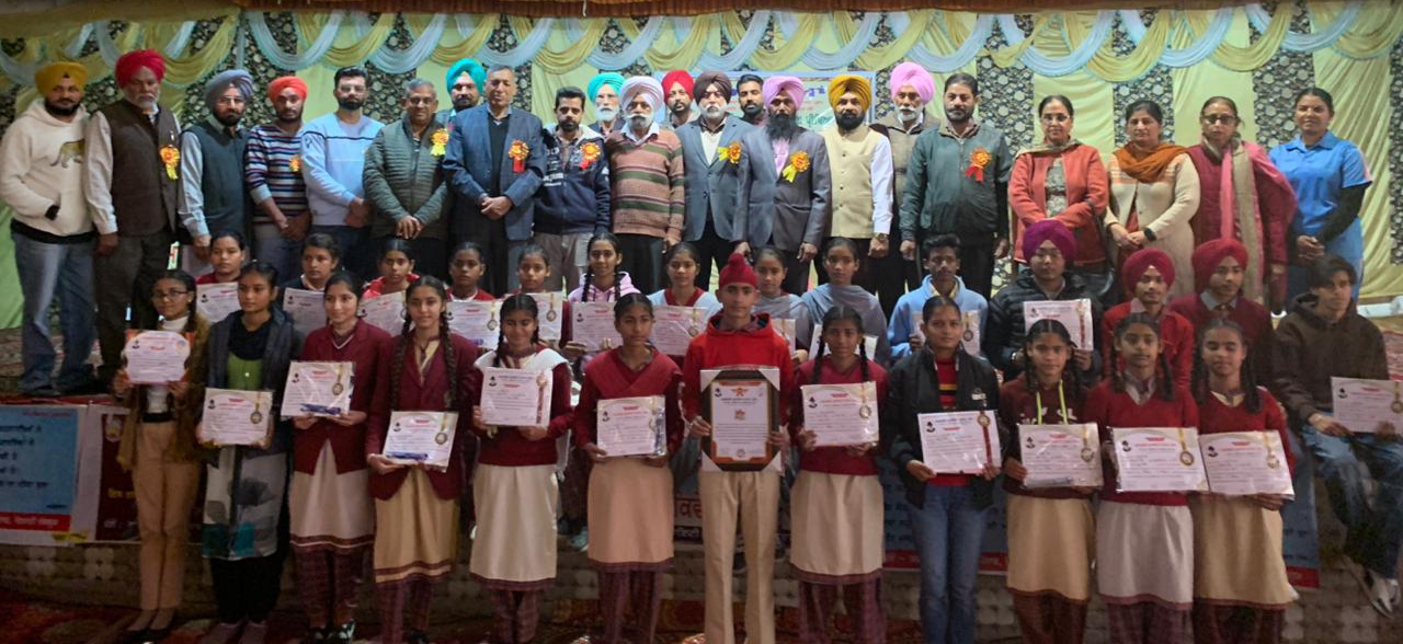 ਸਨਮਾਨ ਸਮਾਗਮ ਮੌਕੇ 100 ਵਿਦਿਆਰਥੀਆਂ ਤੇ 50 ਸਹਿਯੋਗੀ ਅਧਿਆਪਕਾਂ ਨੂੰ ਕੀਤਾ ਸਨਮਾਨਿਤ