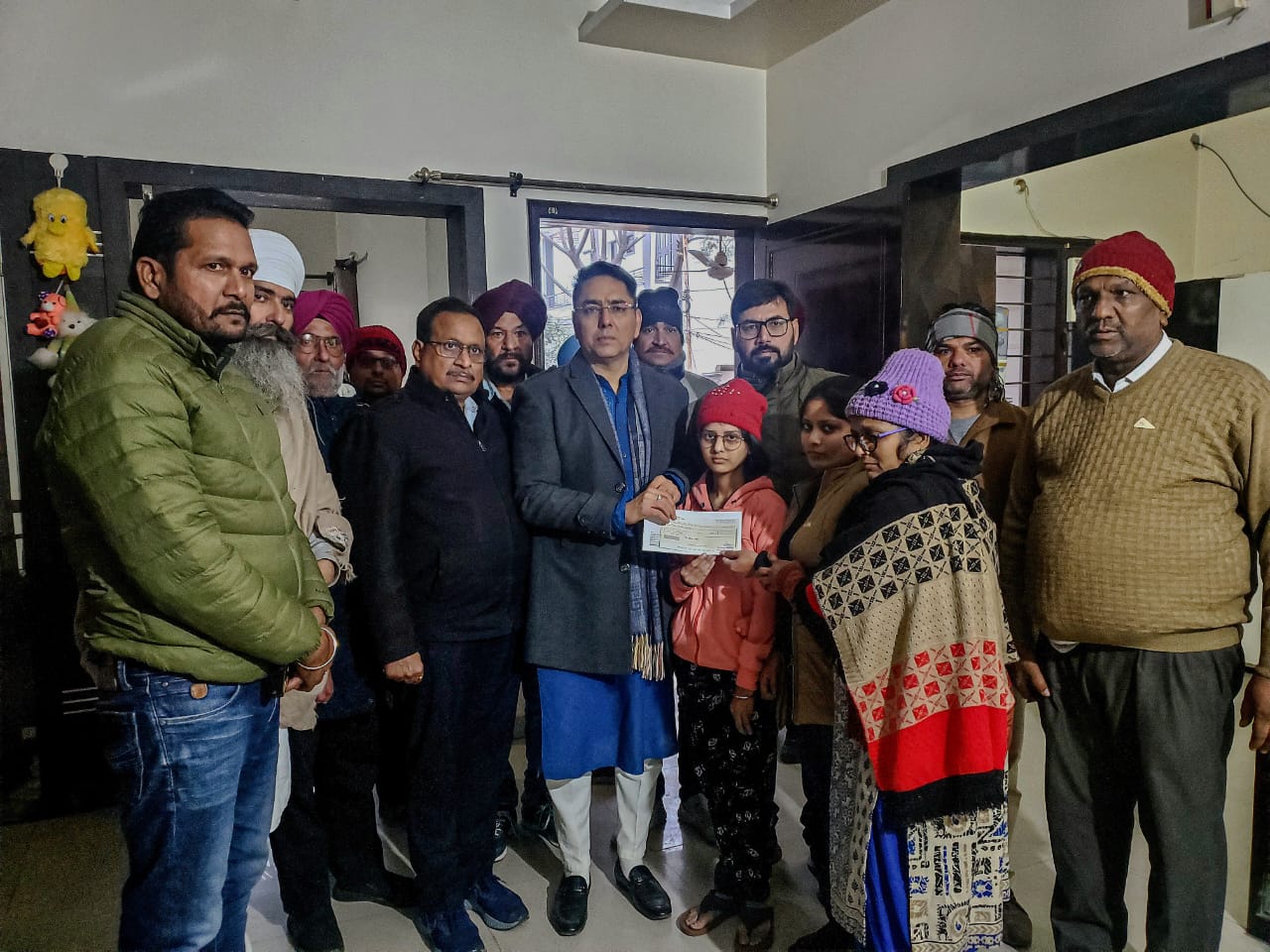 ਕੈਬਨਿਟ ਮੰਤਰੀ ਅਮਨ ਅਰੋੜਾ ਨੇ 5 ਮ੍ਰਿਤਕਾਂ ਦੇ ਪਰਿਵਾਰਾਂ ਨੂੰ 2-2 ਲੱਖ ਰੁਪਏ ਦੀ ਵਿੱਤੀ ਸਹਾਇਤਾ ਦੇ ਚੈਕ ਸੌਂਪੇ