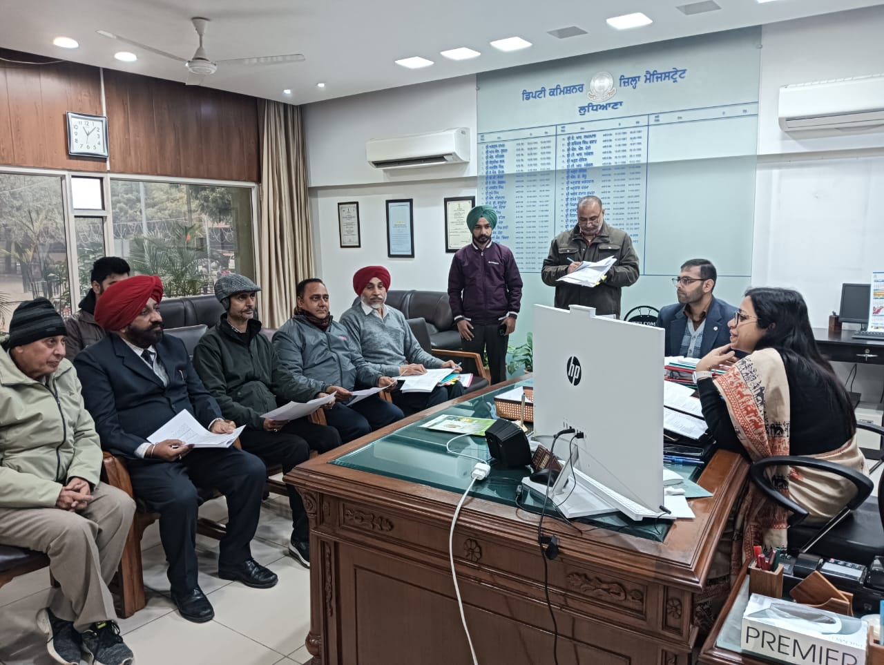 ਜ਼ਿਲ੍ਹਾ ਚੋਣ ਅਫ਼ਸਰ ਸੁਰਭੀ ਮਲਿਕ ਨੇ ਰਾਜਸੀ ਪਾਰਟੀਆਂ ਨੂੰ ਫੋਟੋ ਵੋਟਰ ਸੂਚੀਆਂ ਦੇ ਸੈੱਟ ਸੌਂਪੇ