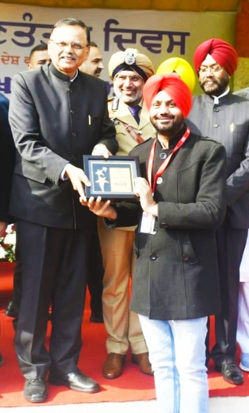 75ਵੇਂ ਗਣਤੰਤਰ ਦਿਵਸ ਸਮਾਗਮ ਮੌਕੇ ਨੈਸ਼ਨਲ ਅਵਾਰਡੀ ਮਾਸਟਰ ਕਰਮਜੀਤ ਸਿੰਘ ਗਰੇਵਾਲ ਦਾ ਵਿਸ਼ੇਸ਼ ਸਨਮਾਨ