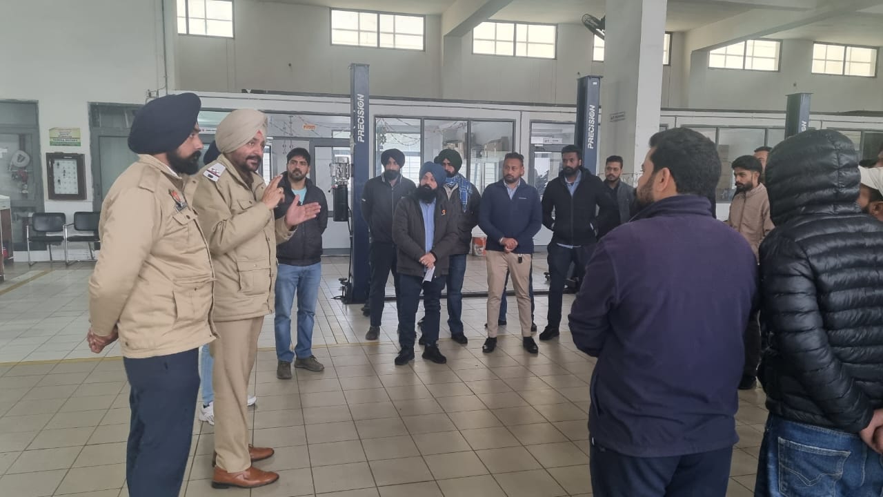 ਰਾਸ਼ਟਰੀ ਸੜਕ ਸੁਰੱਖਿਆ ਮਹੀਨੇ ਤਹਿਤ ਰਮੀਰਾ ਮੋਟਰਜ਼ ਦੇ ਕਰਮੀਆਂ ਨੂੰ ਟ੍ਰੈਫਿਕ ਨਿਯਮਾਂ ਪ੍ਰਤੀ ਕੀਤਾ ਜਾਗਰੂਕਤਾ
