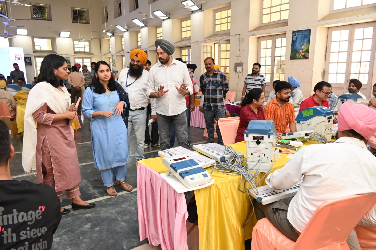 ਜ਼ਿਲ੍ਹਾ ਚੋਣ ਅਫ਼ਸਰ ਸਾਕਸ਼ੀ ਸਾਹਨੀ ਵੱਲੋਂ ਈ.ਵੀ.ਐਮਜ਼ ਦੀ ਕਾਰਜਸ਼ੀਲਤਾ ਦਾ ਮੁਆਇਨਾ