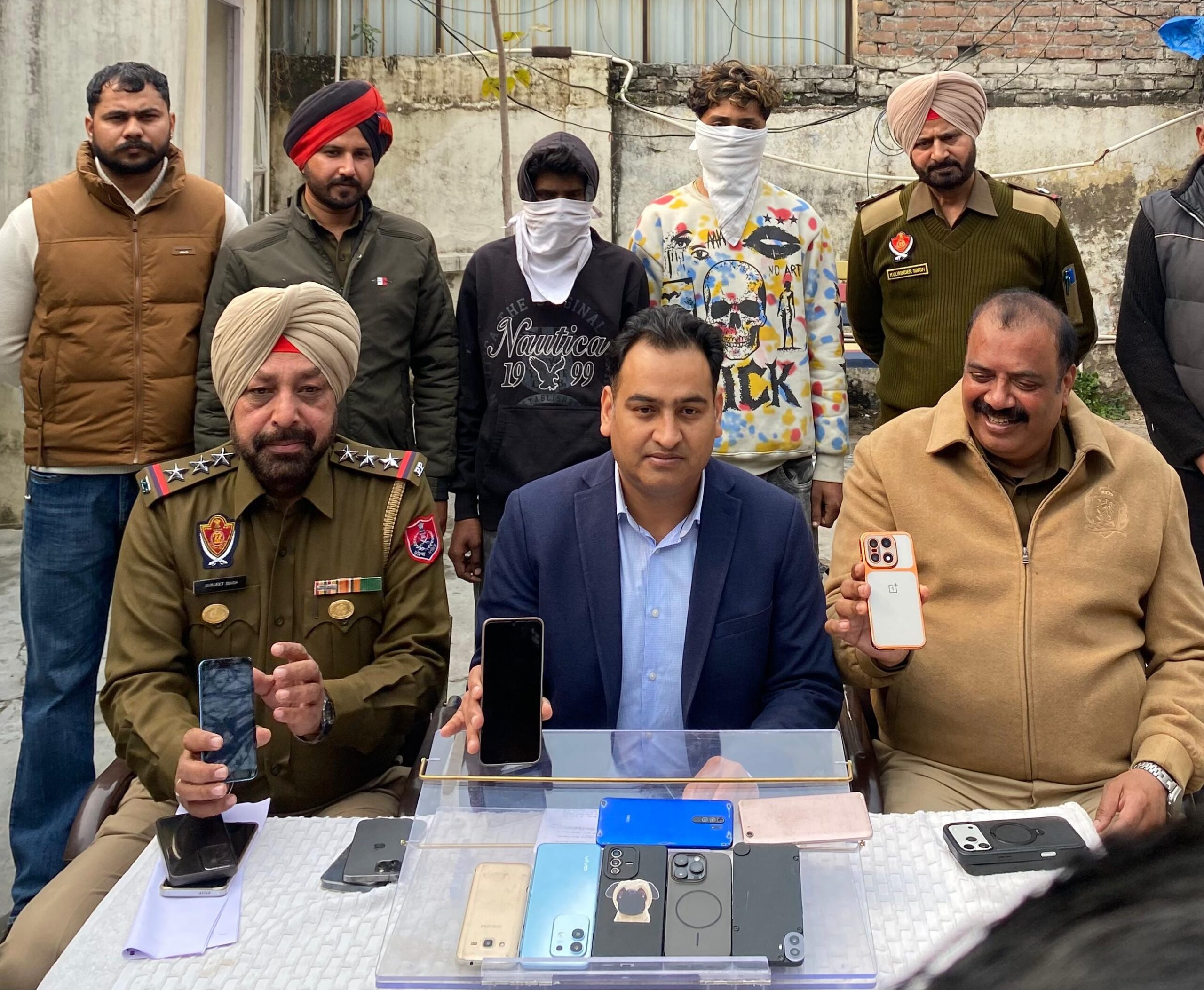 ਕਮਿਸ਼ਨਰੇਟ ਪੁਲਿਸ ਲੁਧਿਆਣਾ ਵੱਲੋਂ ਲੁੱਟਾ ਖੋਹਾਂ ਅਤੇ ਚੋਰੀ ਦੀਆਂ ਵਾਰਦਾਤਾਂ ਨੂੰ ਅੰਜਾਮ ਦੇਣ ਵਾਲੇ 02 ਦੋਸ਼ੀਆ ਨੂੰ 02 ਮੋਟਰਸਾਈਕਲ ਅਤੇ 10 ਮੋਬਾਈਲਫ਼ੋਨ ਸਮੇਤ ਕਾਬੂ ਕੀਤਾ