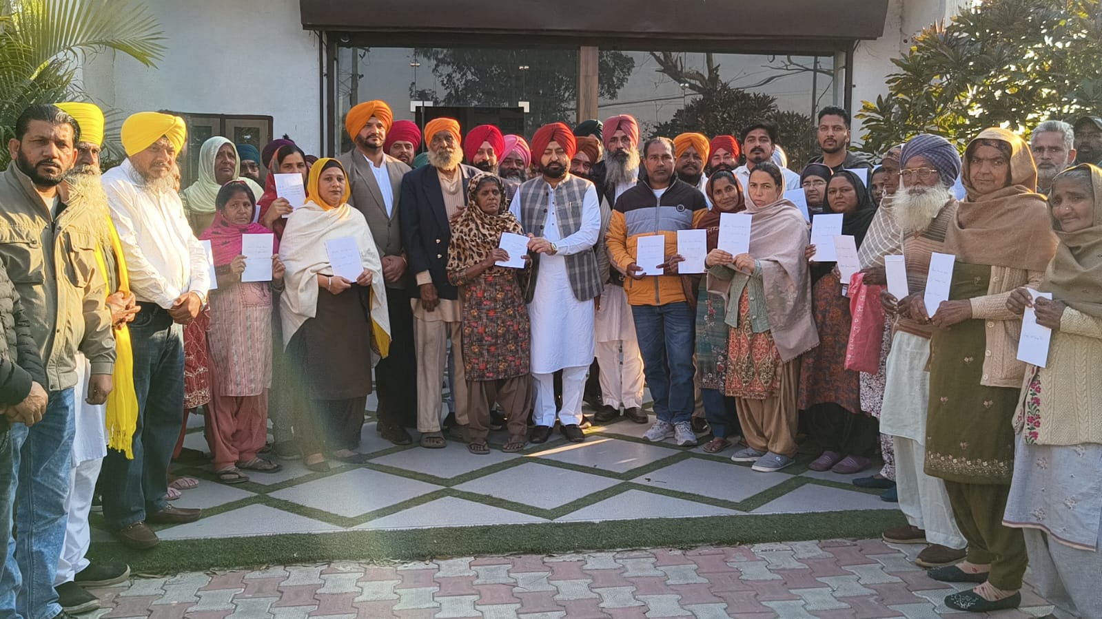 ਹੜ੍ਹ ਪ੍ਰਭਾਵਿਤ ਪਰਿਵਾਰਾਂ ਲਈ ਪੰਜਾਬ ਸਰਕਾਰ ਦੀ ਵੱਡੀ ਰਾਹਤ, ਹਲਕਾ ਸਾਹਨੇਵਾਲ ਵਿੱਚ ਮੰਤਰੀ ਮੁੰਡੀਆਂ ਨੇ 72 ਪਰਿਵਾਰਾਂ ਨੂੰ ਪੱਕੇ ਘਰਾਂ ਦੀ ਮੁੜ ਉਸਾਰੀ ਲਈ 86.40 ਲੱਖ ਦੇ ਚੈੱਕ ਵੰਡੇ।