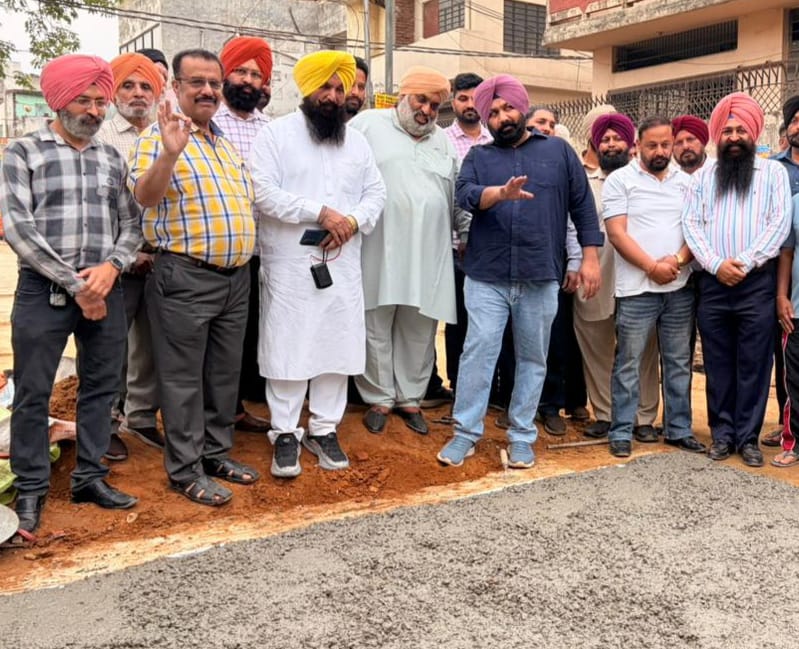 ਵਿਧਾਇਕ ਸਿੱਧੂ ਨੇ ਲੋਕਾਂ ਦੀ ਹਾਜ਼ਰੀ ’ਚ ਨਿਰਮਾਣ ਅਧੀਨ ਸੜਕ ਦੀ ਕਰਵਾਈ ਜਾਂਚ