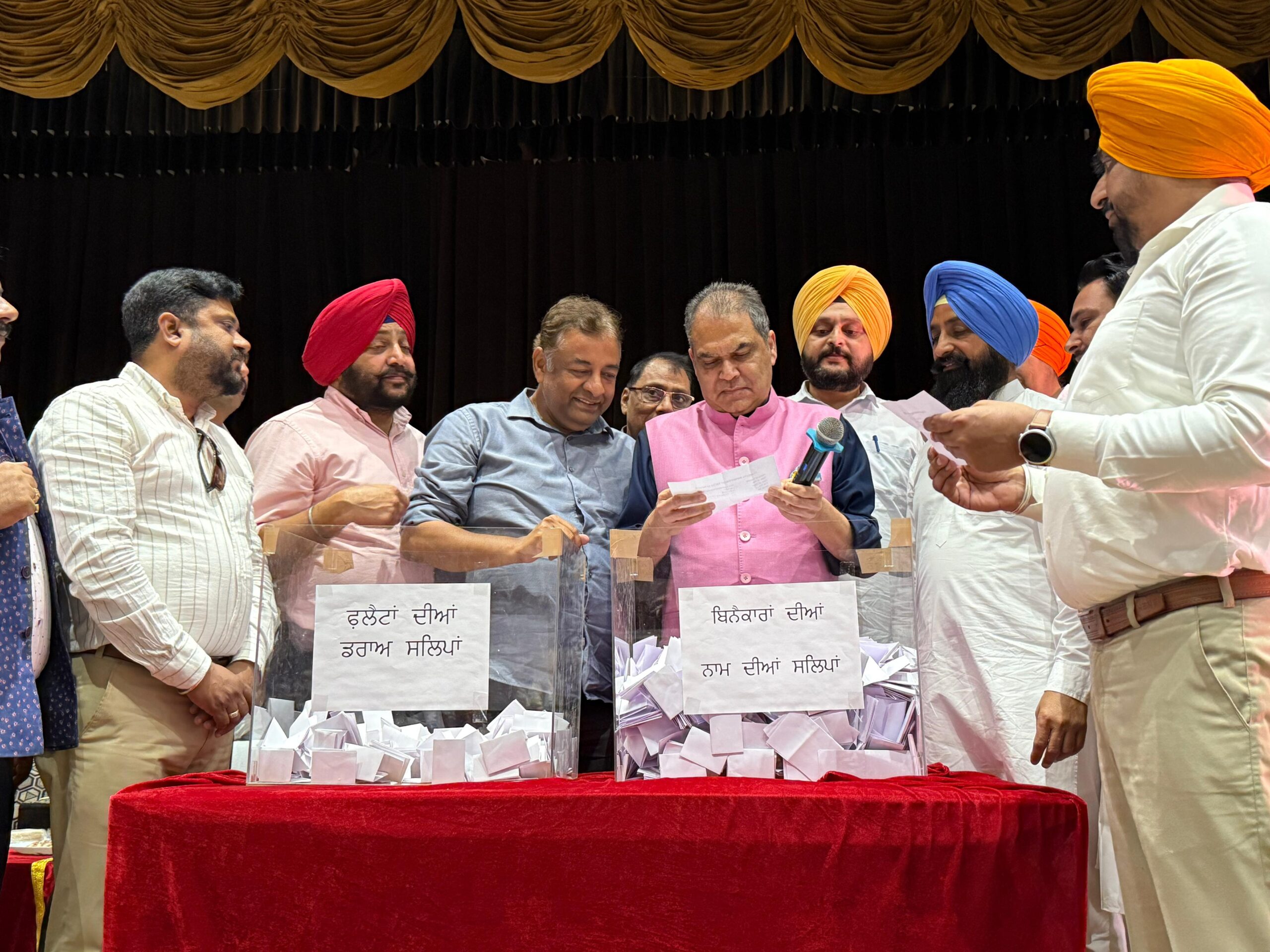 ਕੈਬਨਿਟ ਮੰਤਰੀ ਸੰਜੀਵ ਅਰੋੜਾ ਨੇ ਲੁਧਿਆਣਾ ਵਿੱਚ ਅਟਲ ਅਪਾਰਟਮੈਂਟਸ ਫਲੈਟ ਡਰਾਅ ਪ੍ਰਕਿਰਿਆ ਦੀ ਖੁਦ ਨਿਗਰਾਨੀ ਕੀਤੀ