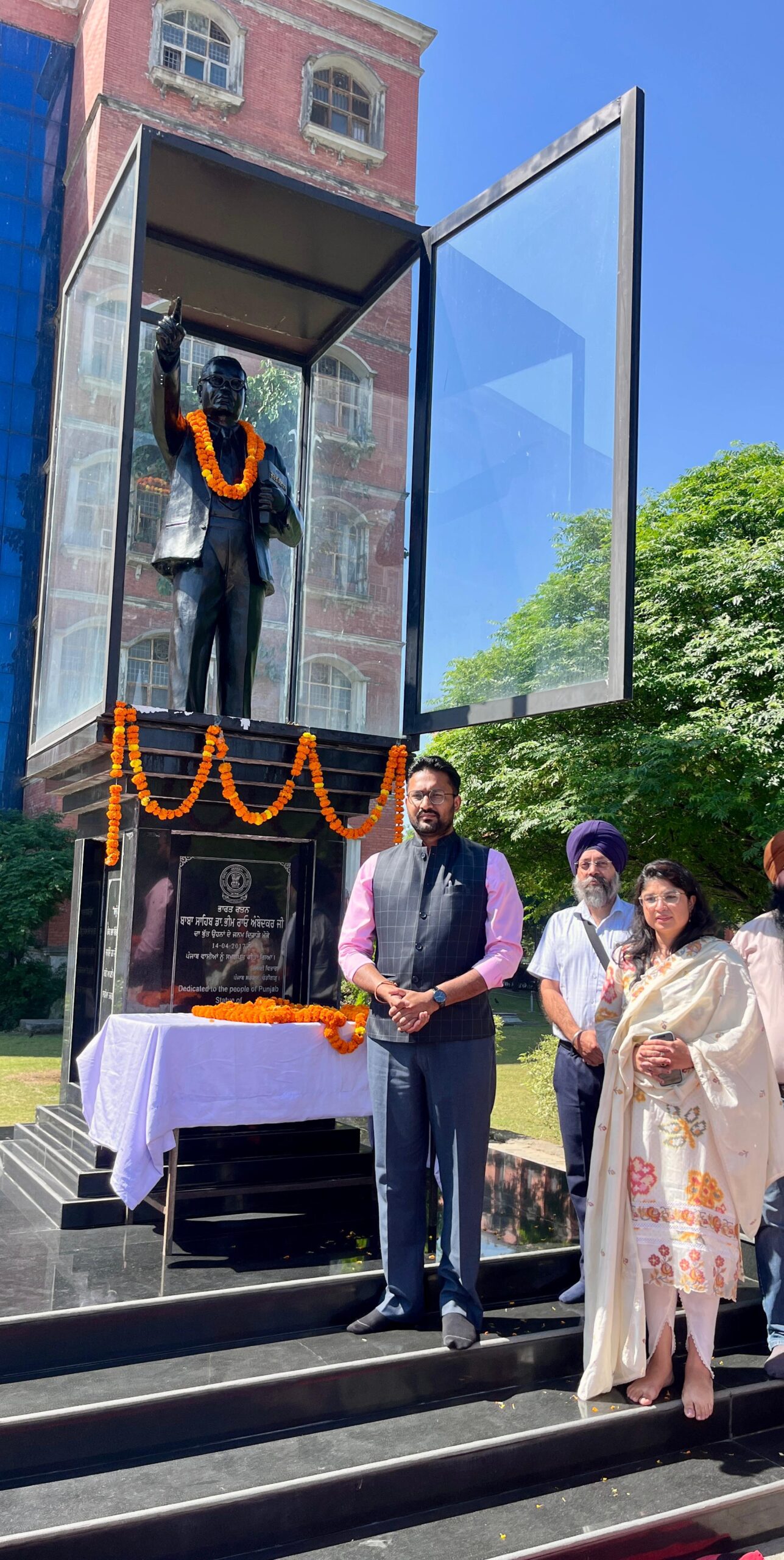 ਡਿਪਟੀ ਕਮਿਸ਼ਨਰ ਵੱਲੋਂ ਡਾ. ਬੀ.ਆਰ. ਅੰਬੇਡਕਰ ਜੀ ਦੇ ਜਨਮ ਦਿਹਾੜੇ ਮੌਕੇ ਸ਼ਰਧਾਂਜਲੀ ਭੇਟ-ਲੋਕਾਂ ਨੂੰ ਬਾਬਾ ਸਾਹਿਬ ਦੇ ਦਰਸਾਏ ਮਾਰਗ ‘ਤੇ ਚੱਲਣ ਦਾ ਸੱਦਾ
